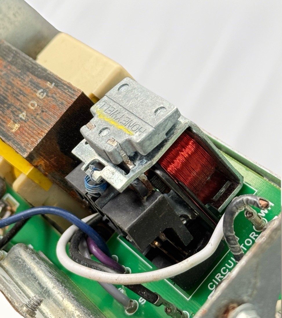 (Untested) Honeywell L8148J1009 Aquastat Relay — Returns Accepted, 24HR Shipping