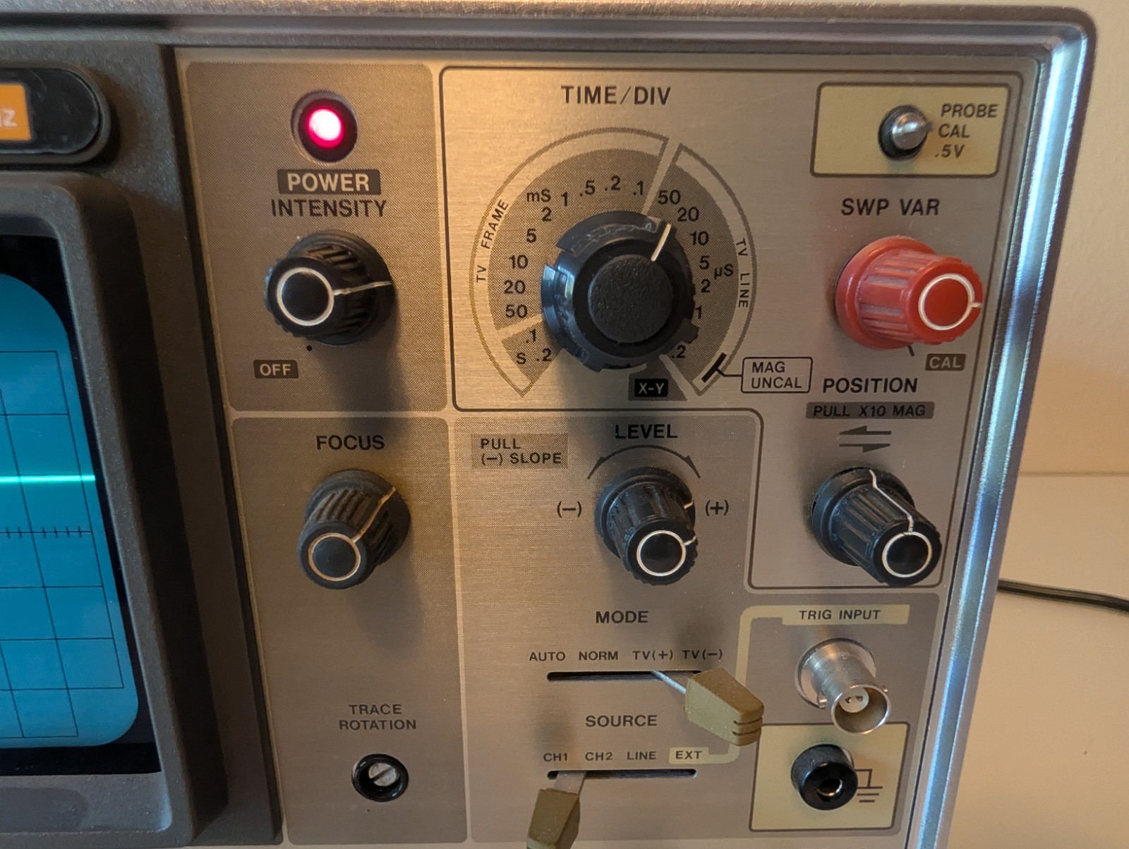 Vintage Hitachi V-152F 15MHz Analog Oscilloscope Powers On