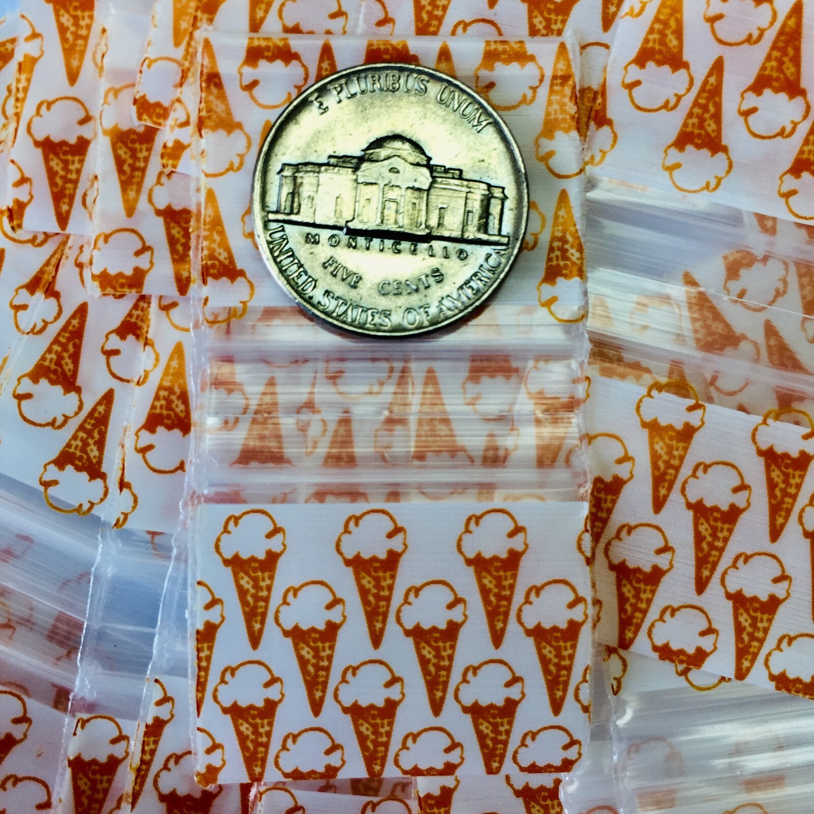 BaggiesSince1987 – 12510-S DESIGN ZIP BAGS 300PCS BUNNY ON SILVER, READ DETAILS