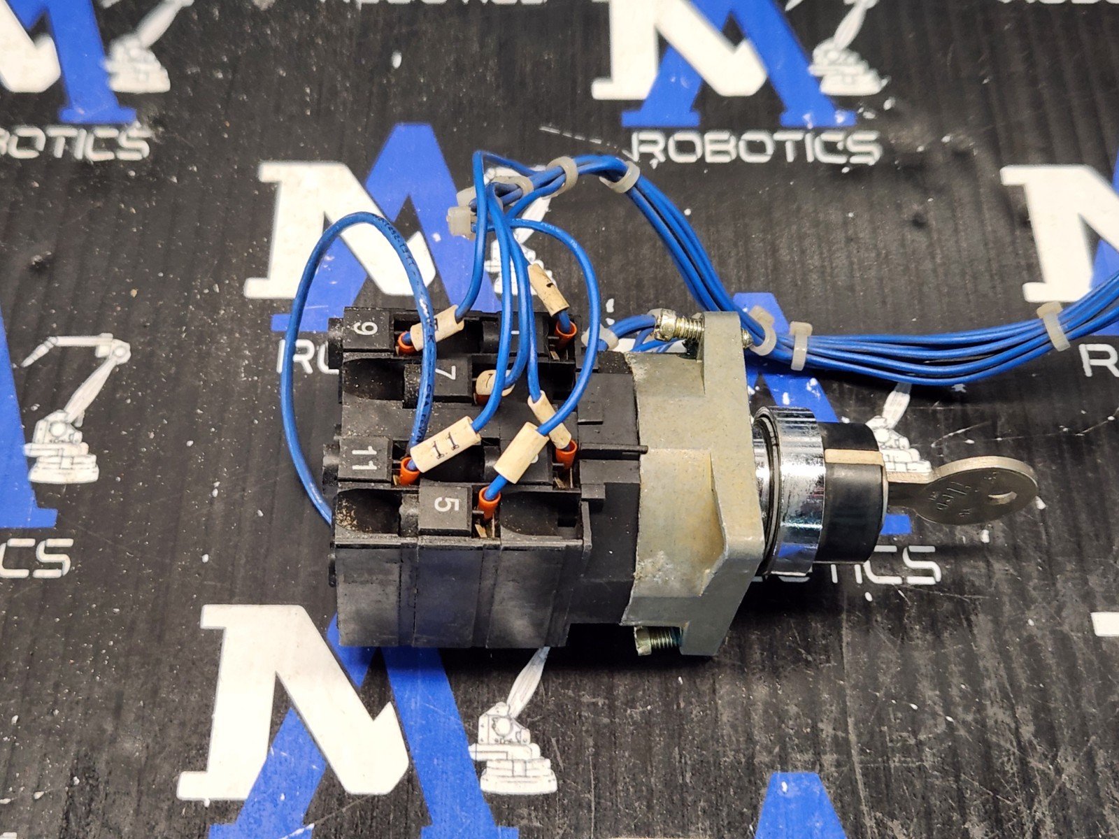 Fanuc/Telemechanique XBCD10612S11 3 Position Key Switch