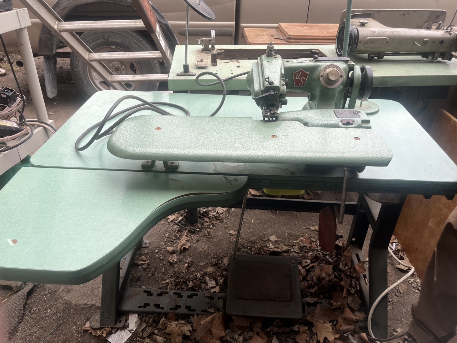 VERY NICE CONDITION – US United States Blind Stitch Sewing Machine Model 718-9