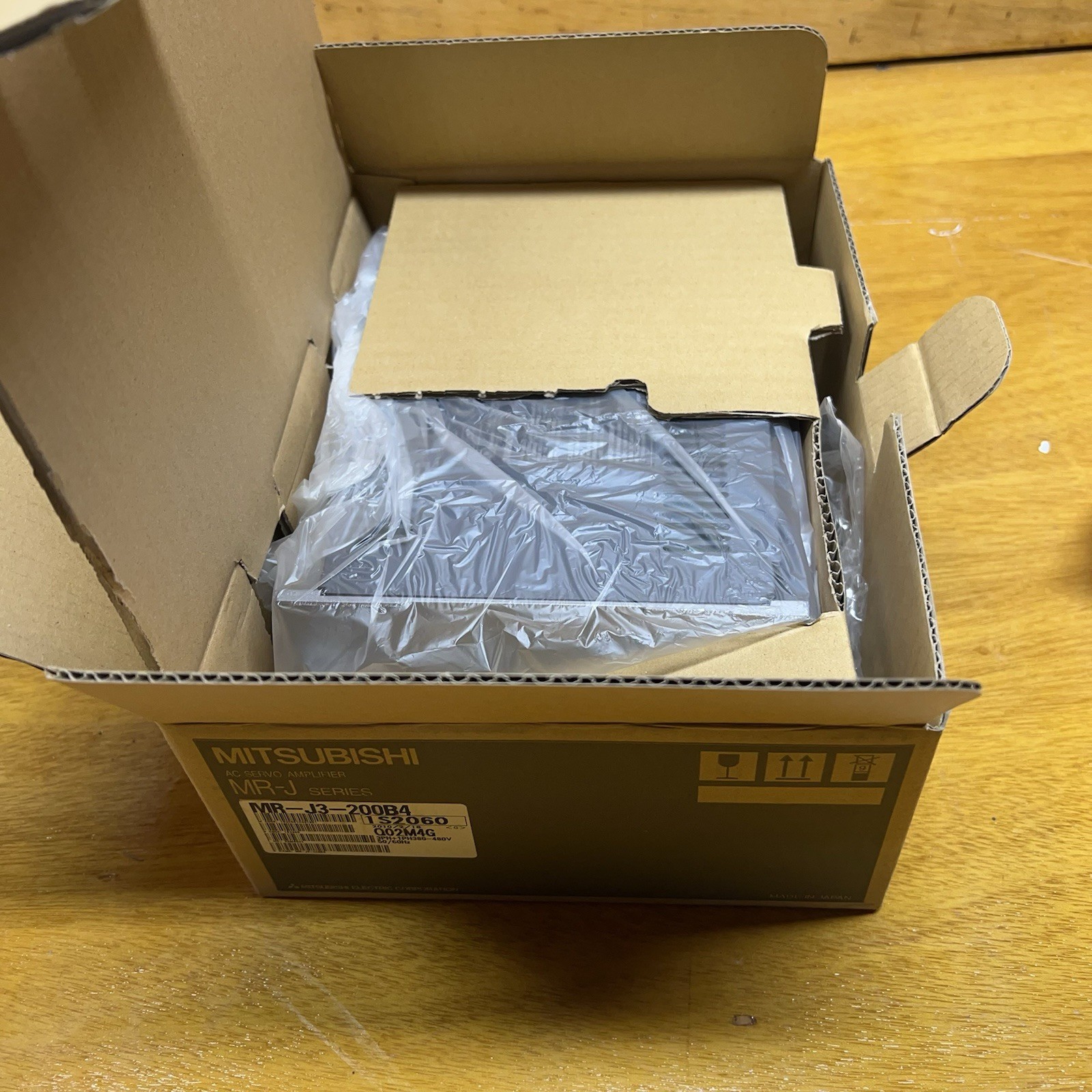 Mitsubishi MR-J3-200B4 Servo Drive 2kW 400V MELSERVO Amp NEW