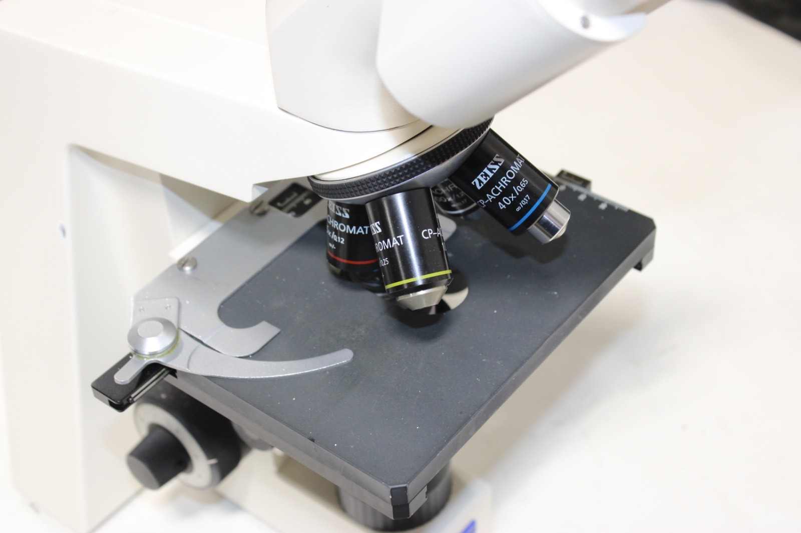 NICE Carl Zeiss Axiostar Plus Microscope W/ Objectives