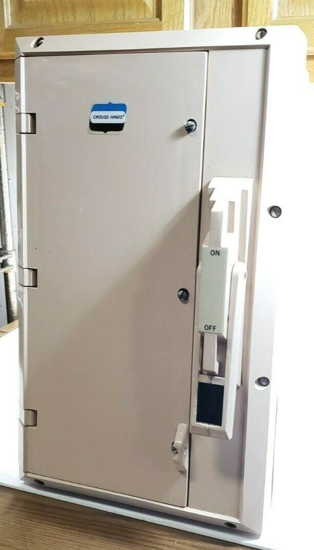 NEW CROUSE HINDS NON-METALLIC SAFETY SWITCH 30 AMP NEMA 3 4X 12 NST1018F D30320