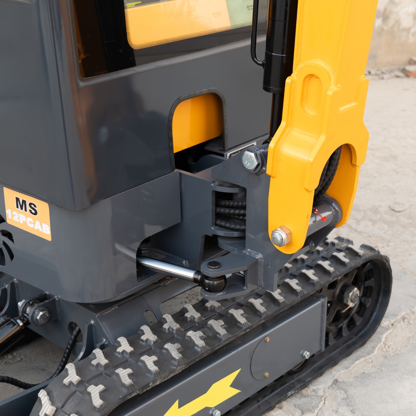 1.4Ton Mini Excavator With Enclosed Cab B&S Engine Swing Boom 4 Attachments Kit