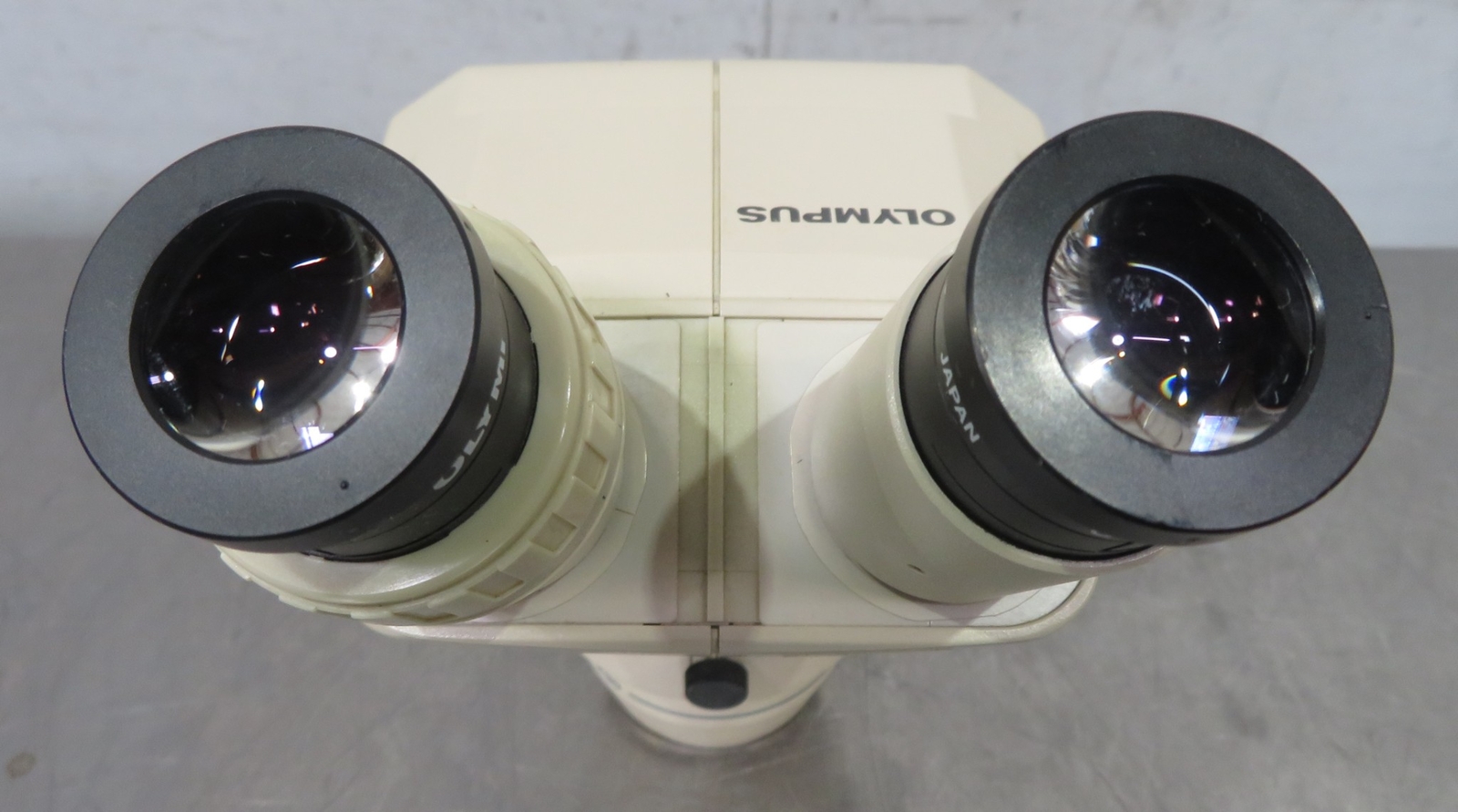 C194510 Olympus SZ3060 Stereo Zoom Microscope (0.9-4.0X) w/ GSWH15X/16 Eyepieces