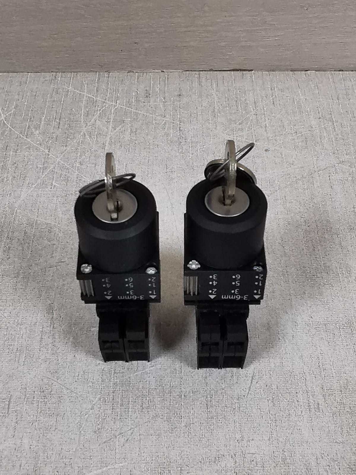 LOT 2PCS SIEMENS 3SB3400-0E KEYSWITCH