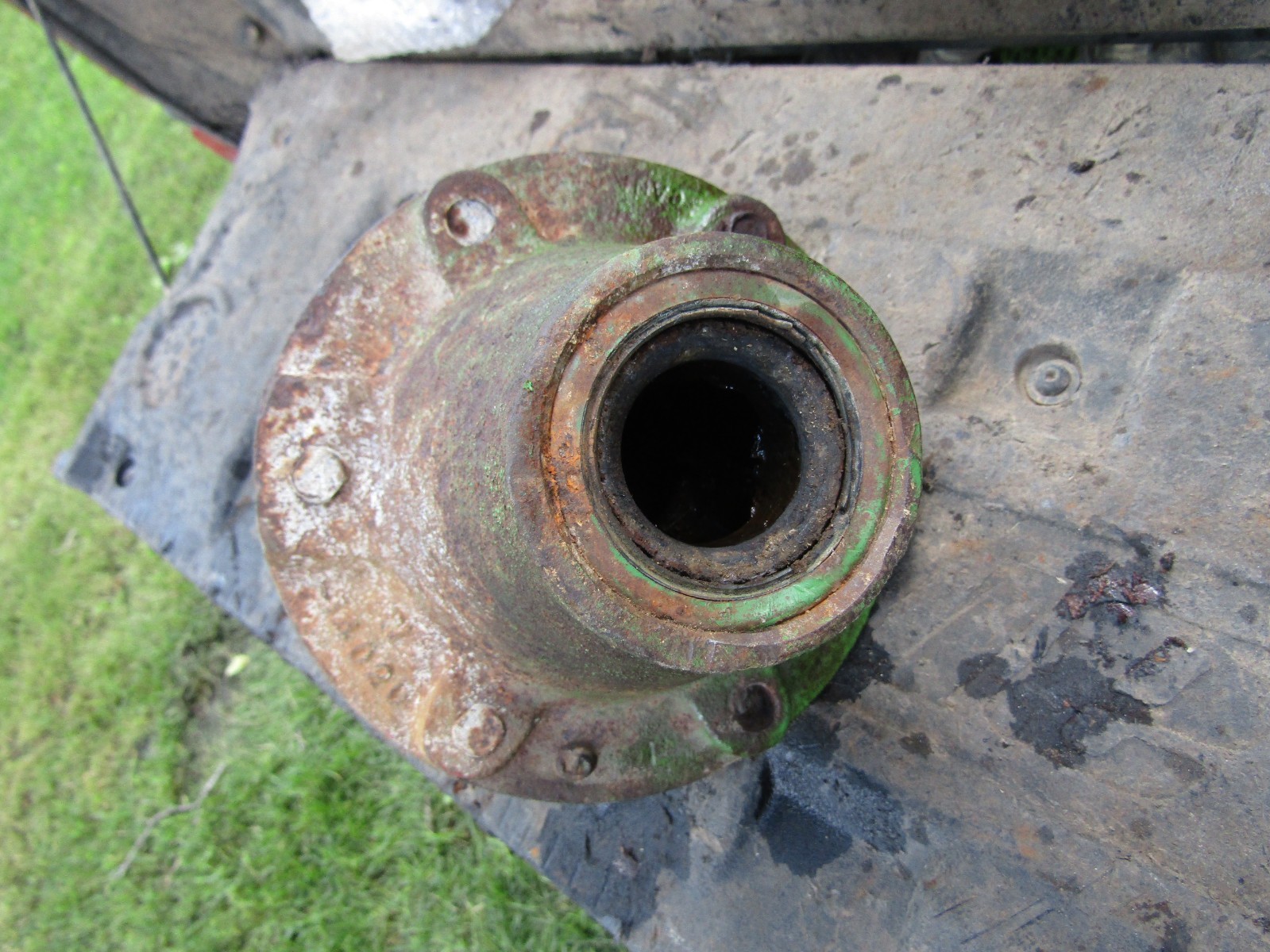 JOHN DEERE WHEEL HUB w10024 1065 running gear 700 720 740 770 1275