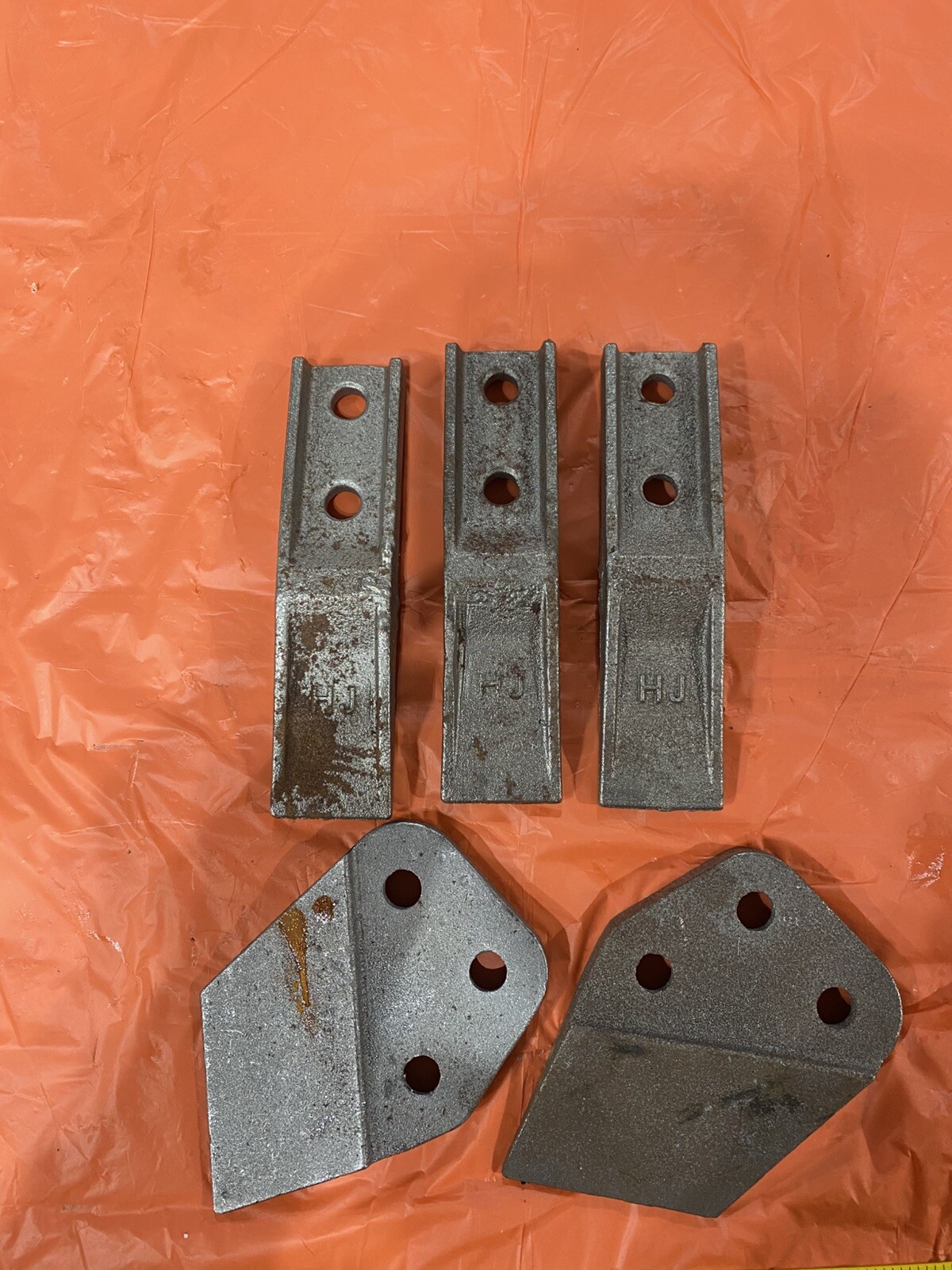 Chinese China One Ton Excavator Bucket Teeth And Grousers 5 Pieces Total