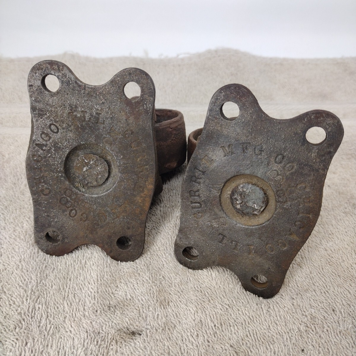 Vintage Currie Mfg Co 2 1/2″ Cast Iron Casters