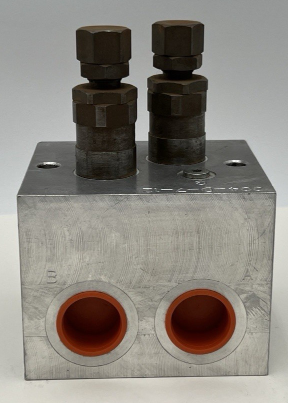 HYDRAULIC MANIFOLD BLOCK 004-D-7-12, NOS