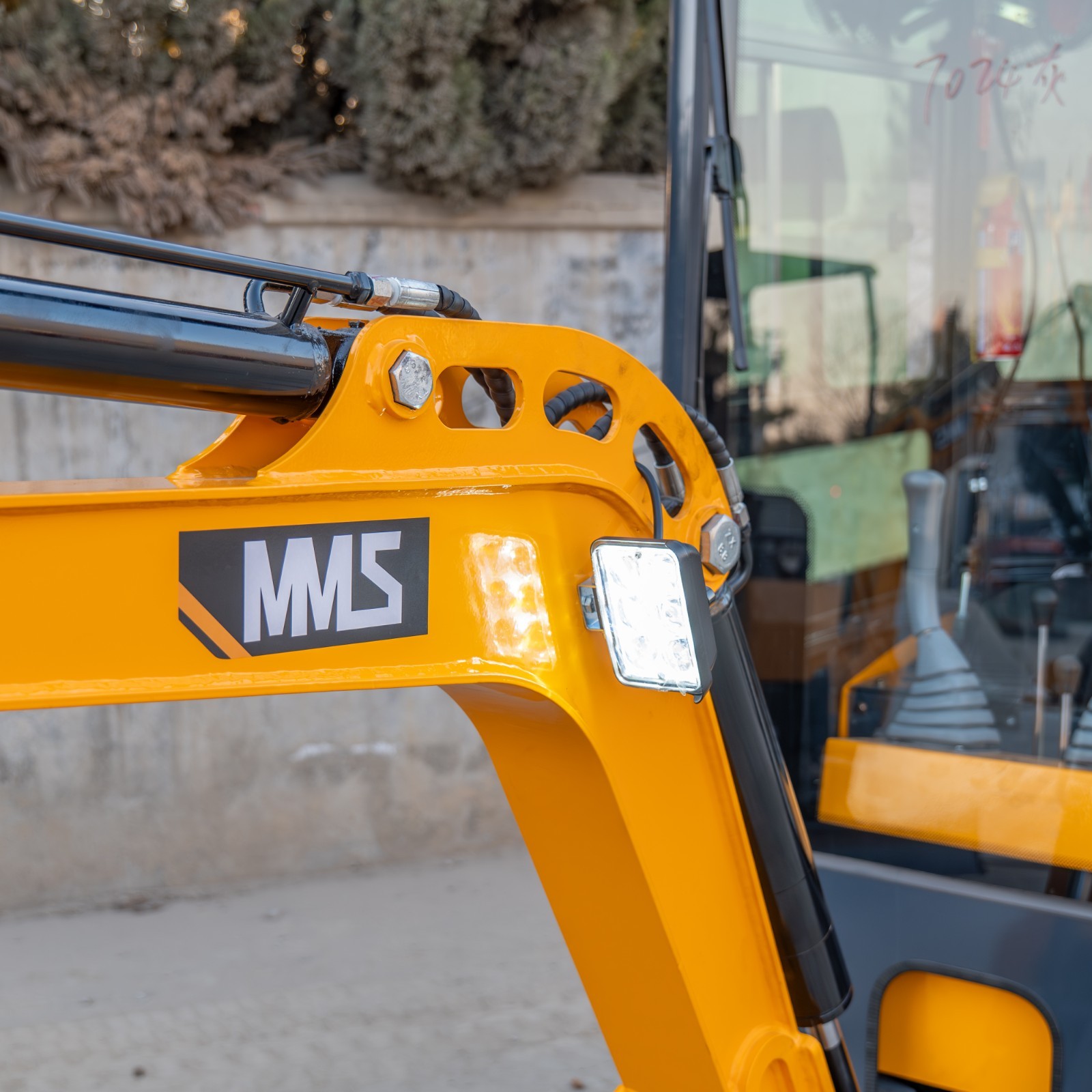 1.4Ton Mini Excavator With Enclosed Cab B&S Engine Swing Boom 4 Attachments Kit
