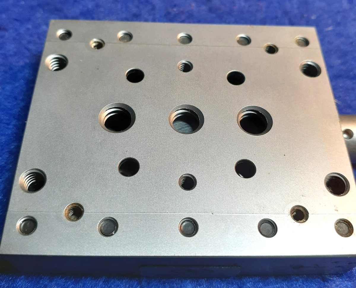 Newport UMR5.16 Linear Stage, Double-Row BBs, 0.63 in., BM11.16 Micromometer