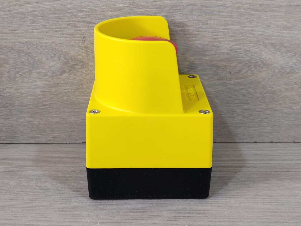 LOT 2 PCS. SIEMENS 3SU1801-0NA00-2AC2 Emergency Stop Button – Yellow