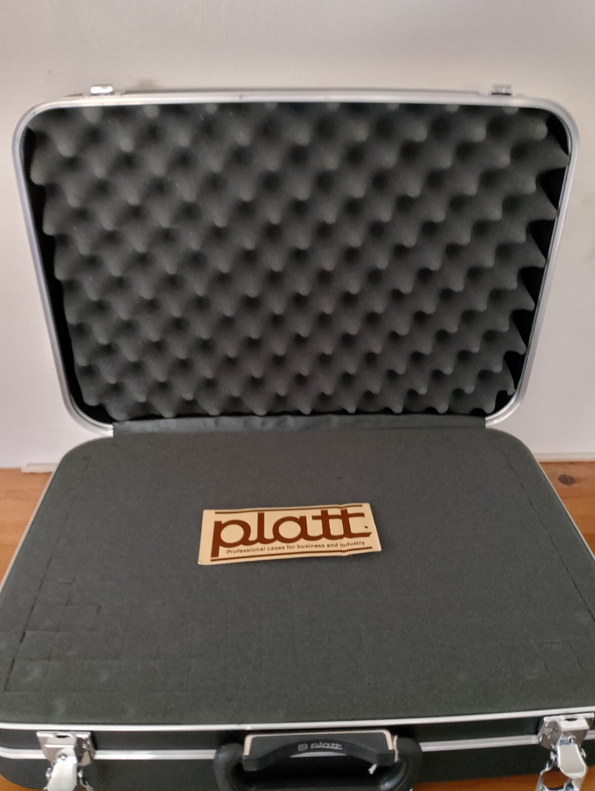 PLATT LUGGAGE – LIGHT-DUTY ABS CASE Interior Dimensions 18″ x 13″ x 5″