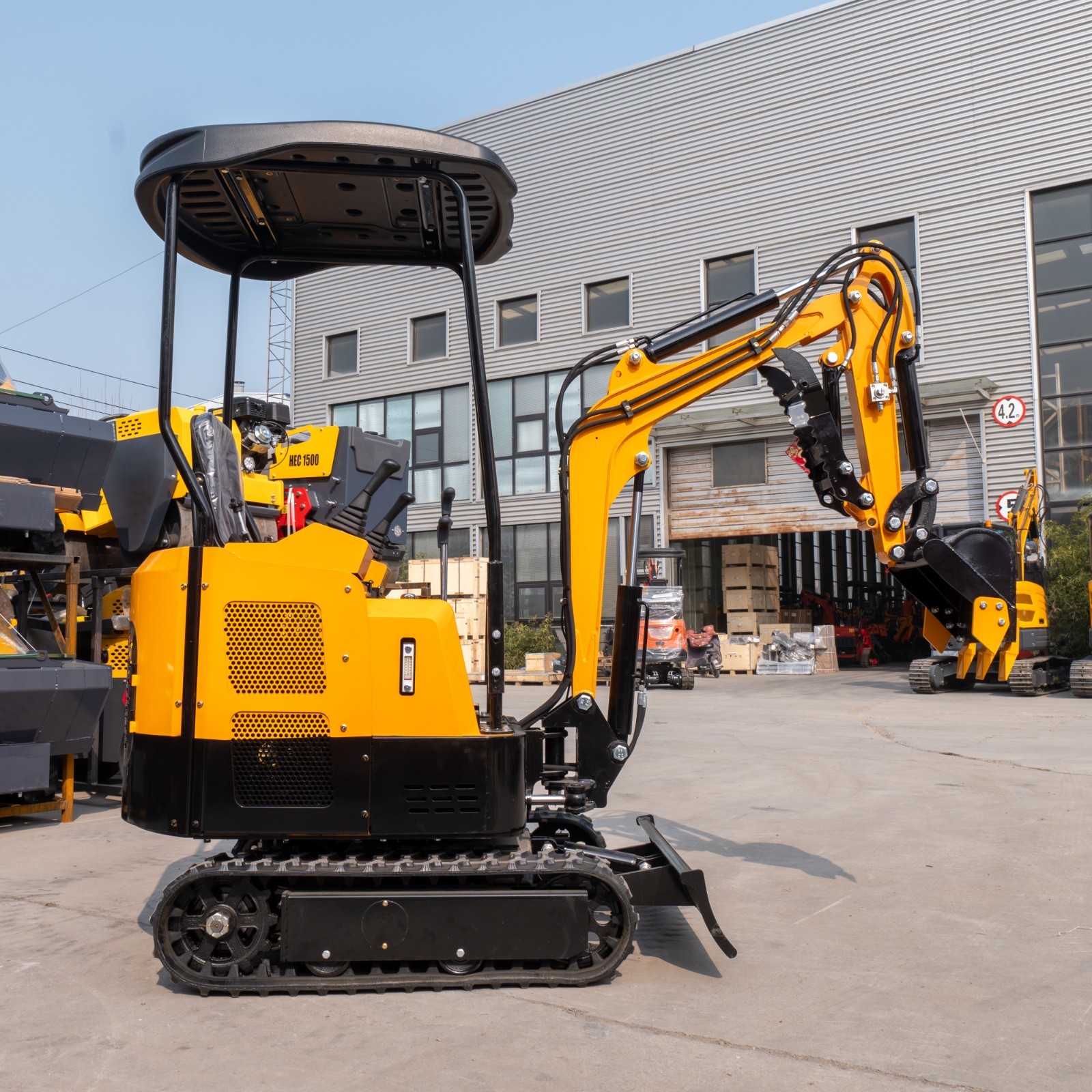 FREE SHIPPING 13.5HP Mini Excavator 1.5 Ton EPA Engine Hydraulic Thumb Digger