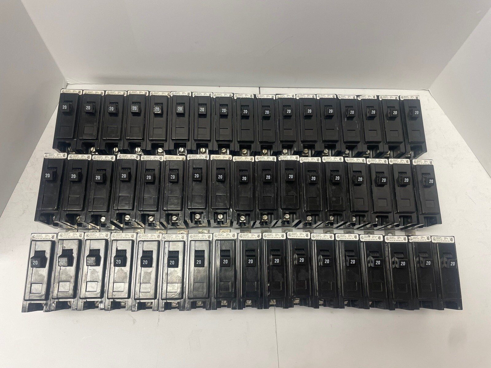 1-EATON/CUTLER HAMMER BAB1020/BA1020 1 POLE 20A BAB CIRCUIT BREAKER (USED)