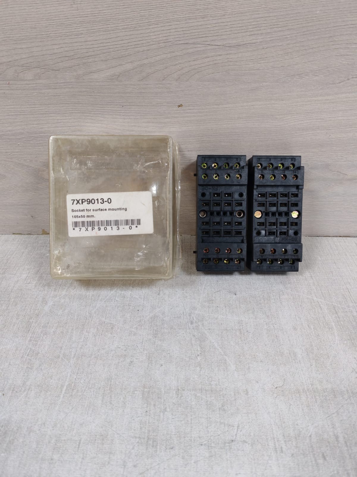 LOT 2PCS SIEMENS 7XP9013-0 SURFACE MOUNTING SOCKET