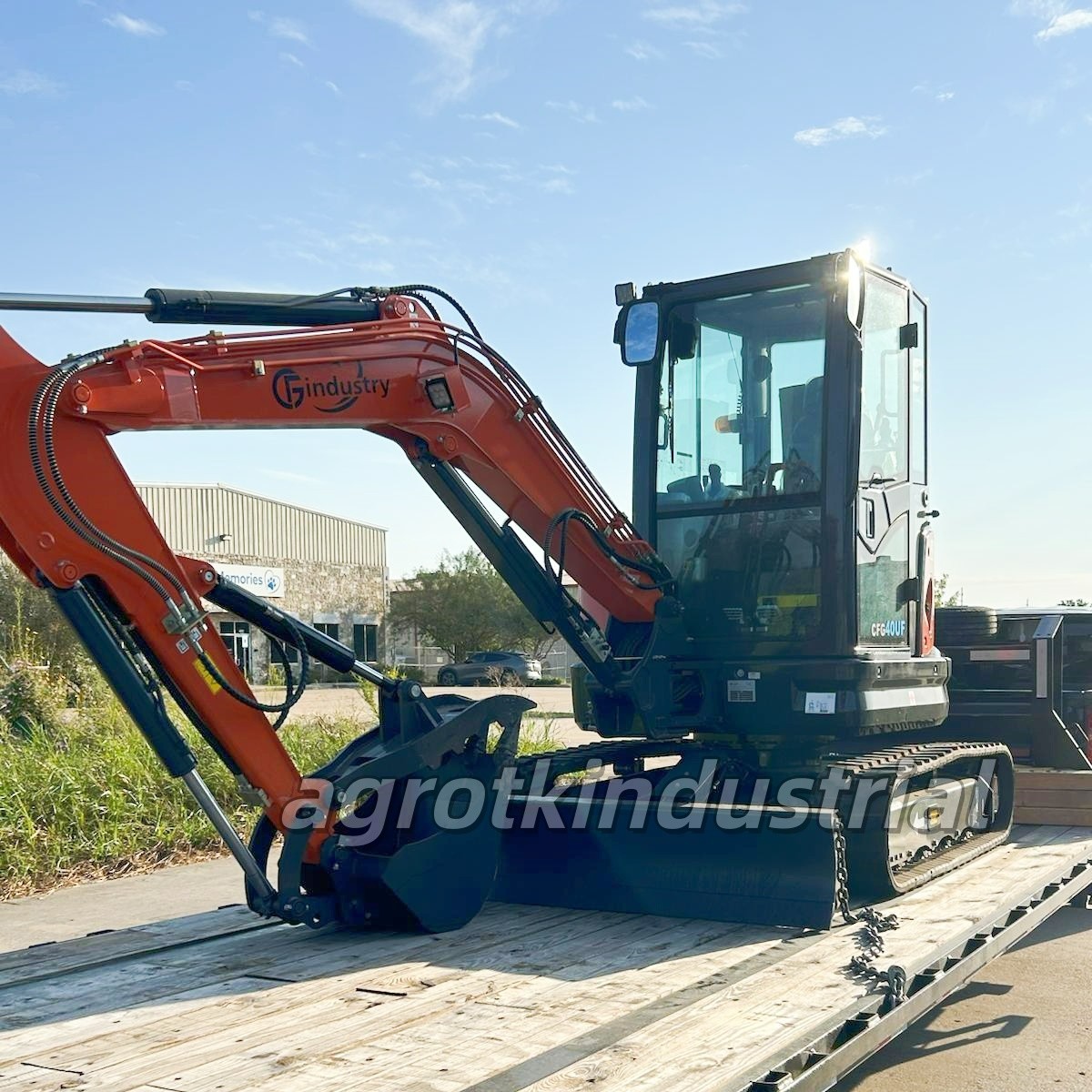4 Ton Kubota Diesel Engine Mini Excavator w/ Hydraulic Thumb & A/C CFG-40UF Red