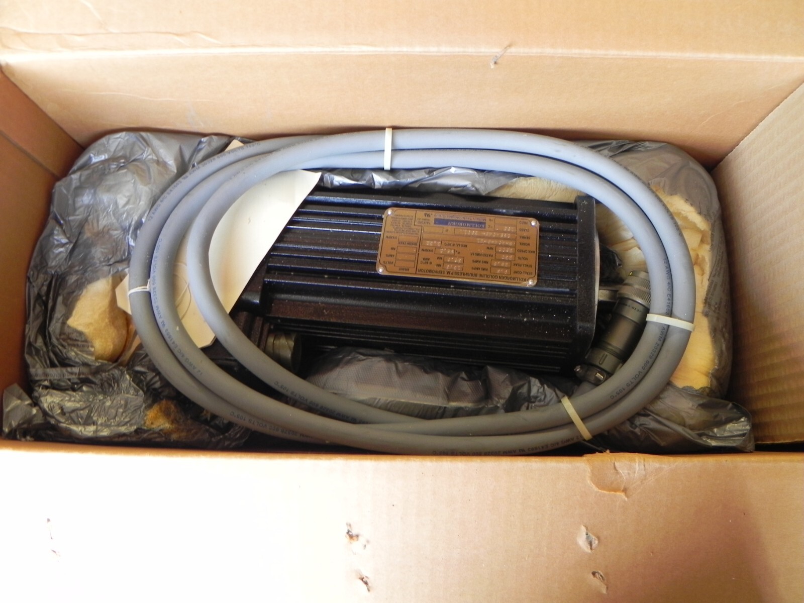 Kollmorgen Goldline Brushless P.M. Servomotor Radford B-404-B-21 with Cable NEW