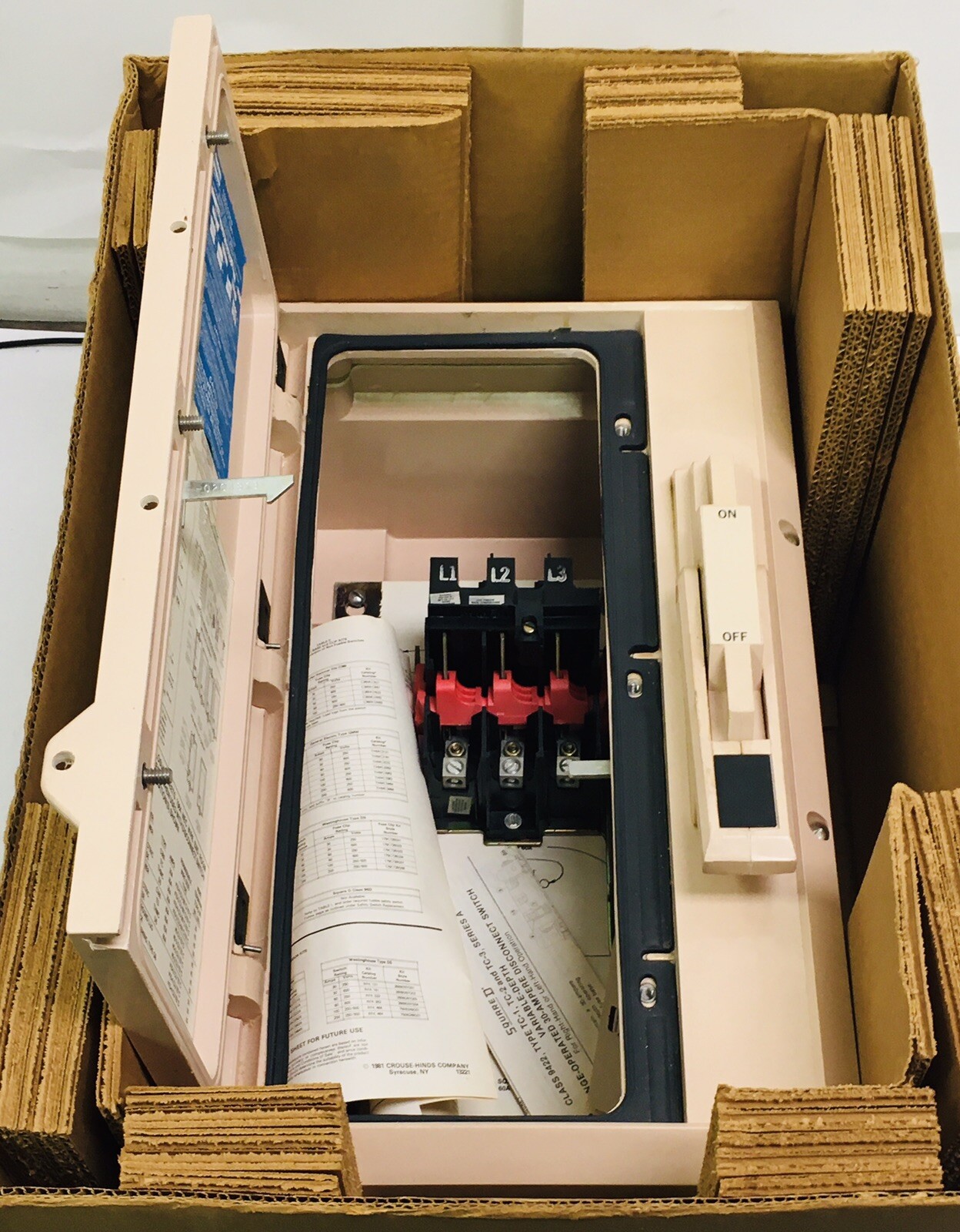CROUSE HINDS NST1018F-D30360 30 AMP 600VAC FUSIBLE DISCONNECT SWITCH NEW IN BOX!