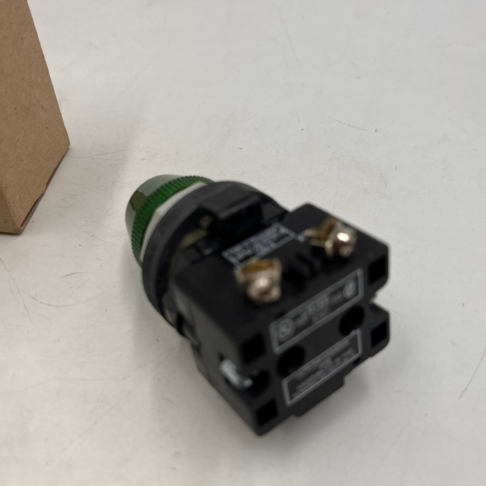 PILOT LIGHT GREEN EATON CORPORATION HT8HFGV7 / HT8HFGV7 (NEW IN BOX) 120V T1609