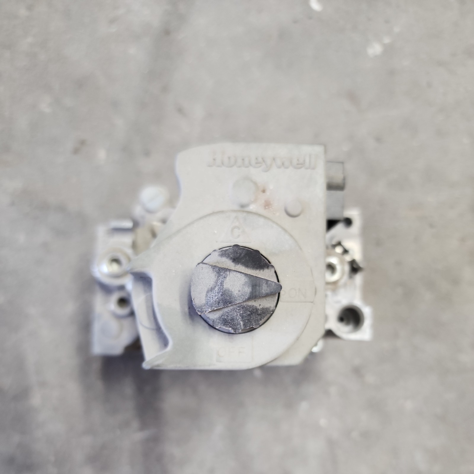 Honeywell VR8205H 8016 VR8205H8016 Rheem Ruud 60-22866-01 Gas Valve