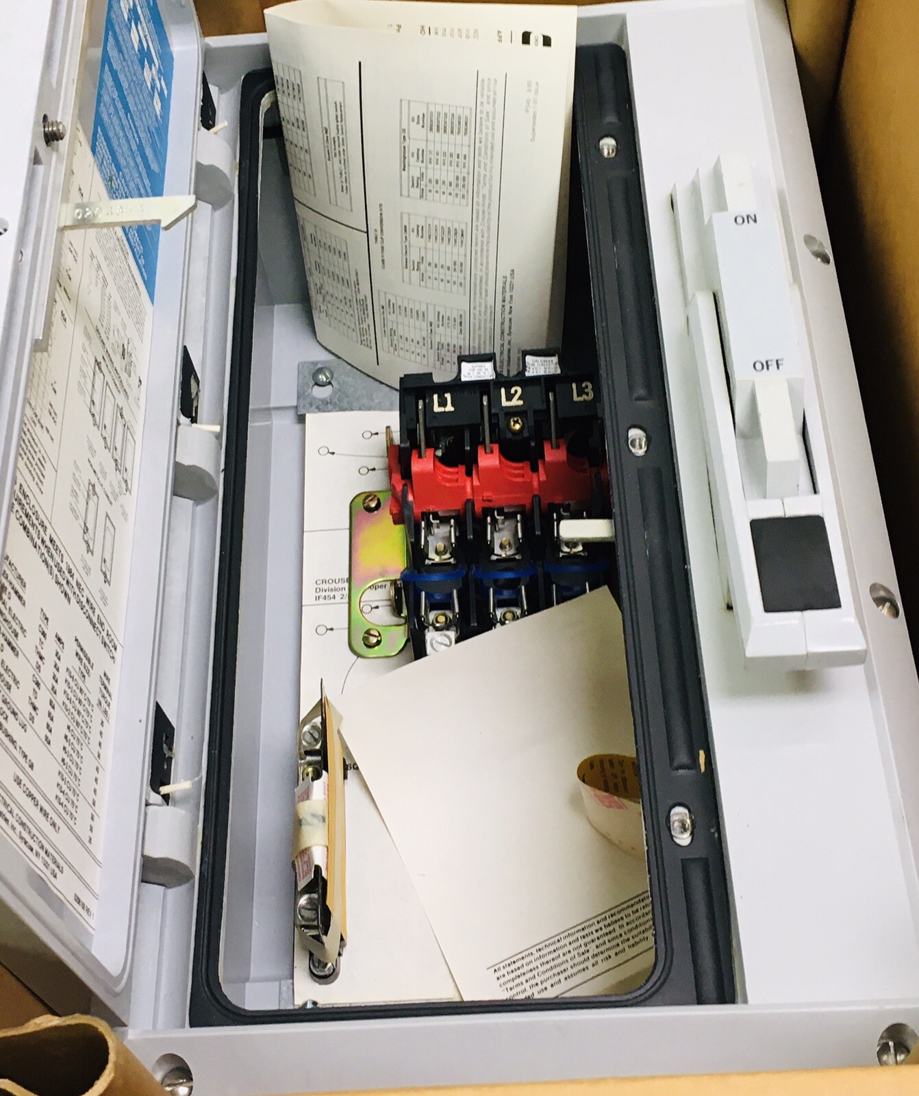 CROUSE HINDS NST1018F-D30321 30 AMP 240VAC FUSIBLE DISCONNECT SWITCH NEW IN BOX!