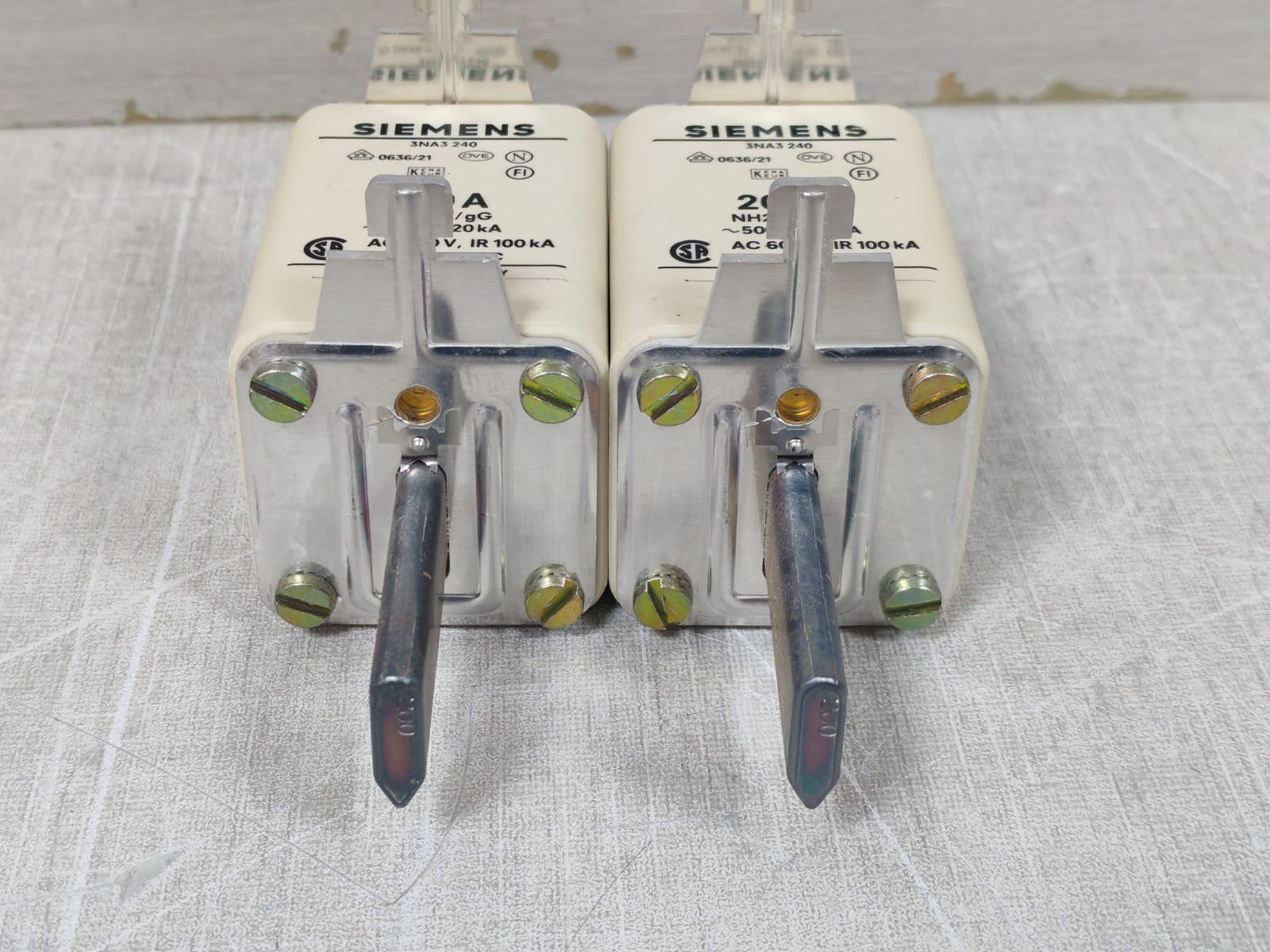 LOT 2PCS SIEMENS 3NA3240 LV-HRC-FUSE LINKS 200A