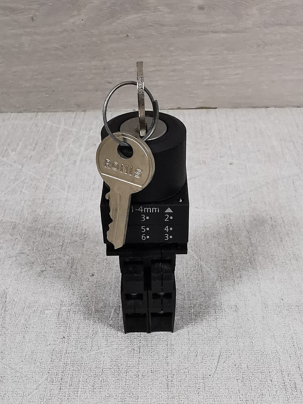 LOT 2PCS SIEMENS 3SB3400-0E KEYSWITCH