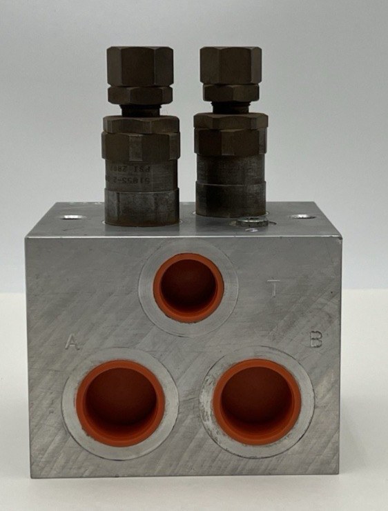 HYDRAULIC MANIFOLD BLOCK 004-D-7-12, NOS
