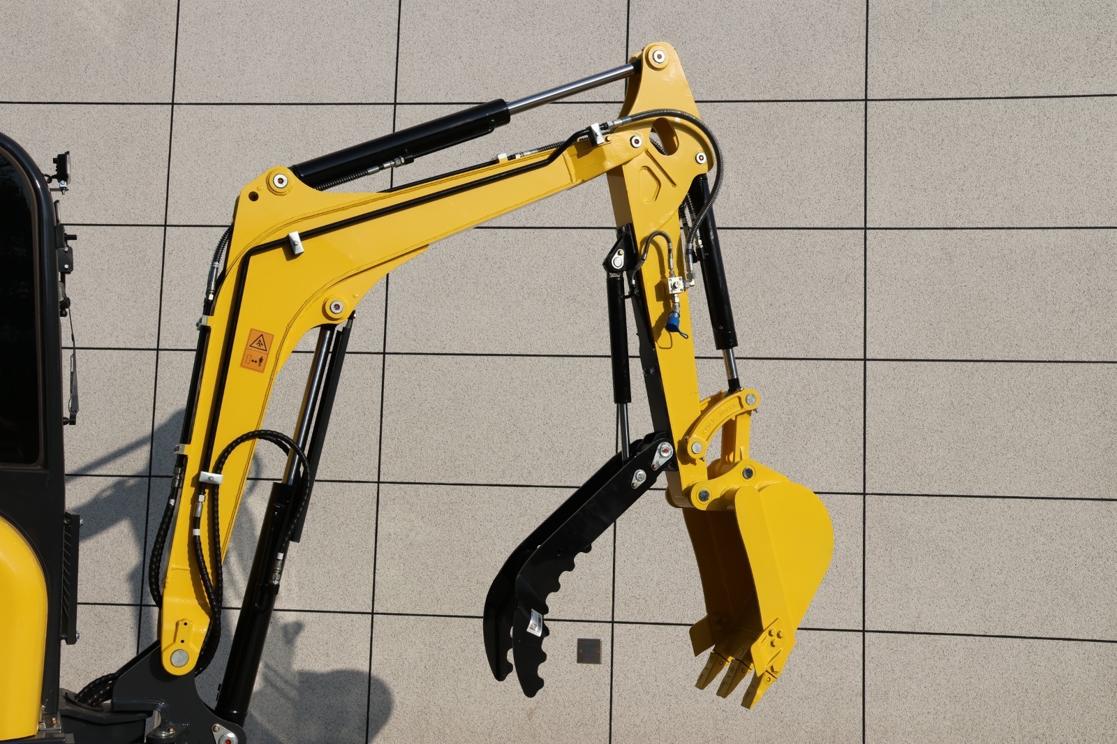 3.5-ton Kubota V1505 diesel mini excavator 25hp cab air conditioning thumb clamp
