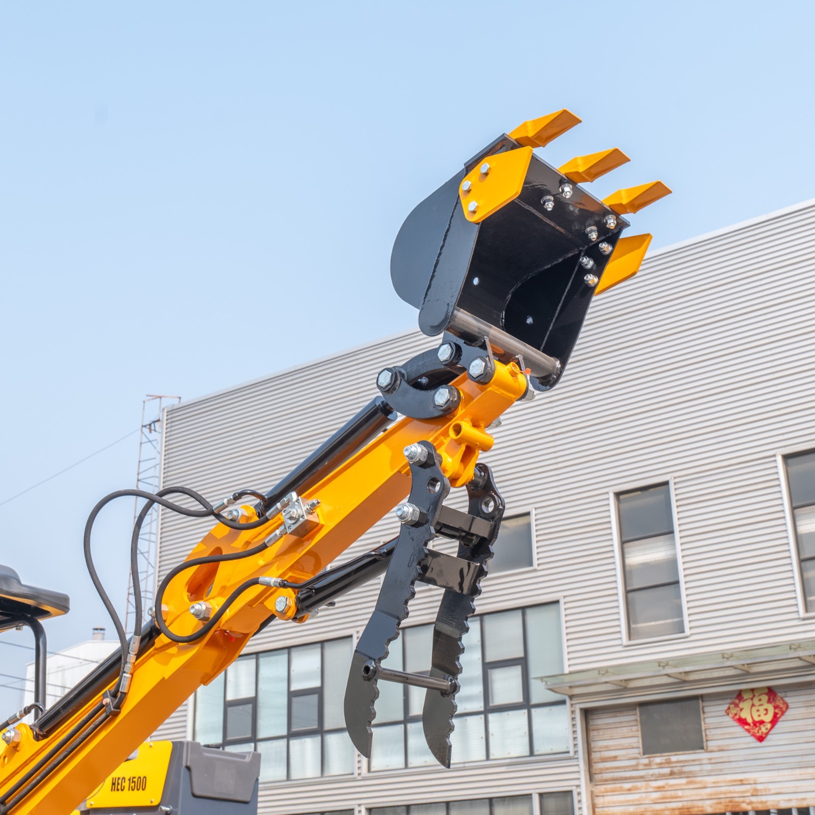 FREE SHIPPING 13.5HP Mini Excavator 1.5 Ton EPA Engine Hydraulic Thumb Digger