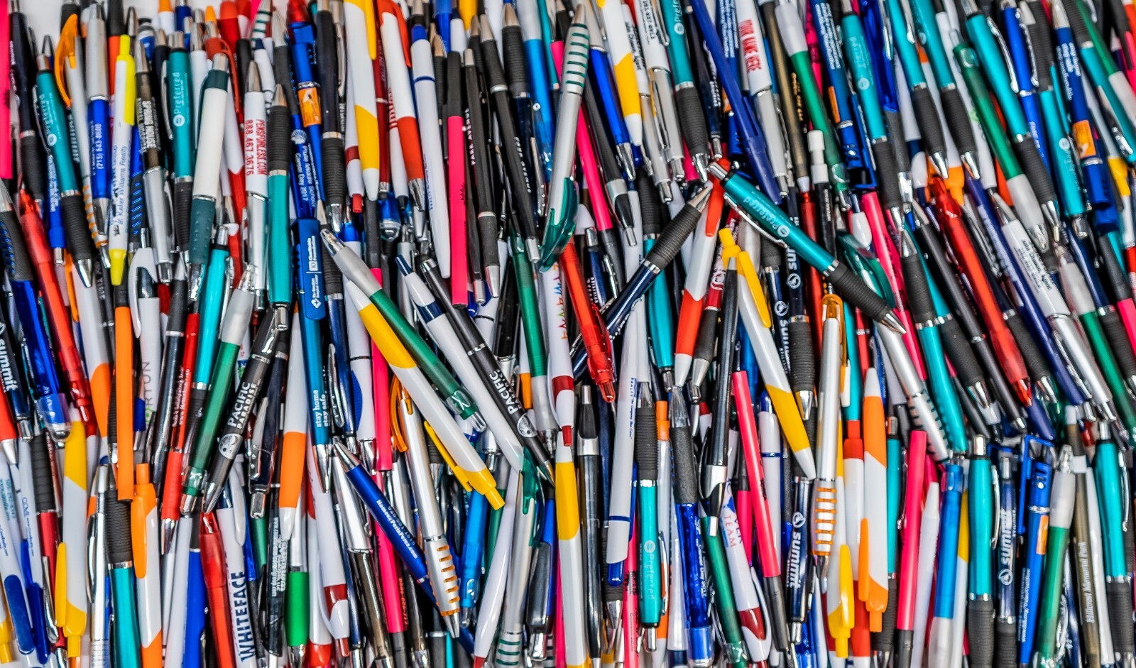 1000 Misprint Pens – Bulk Ballpoint Retractable Click Pen Lot – Black/Blue Ink