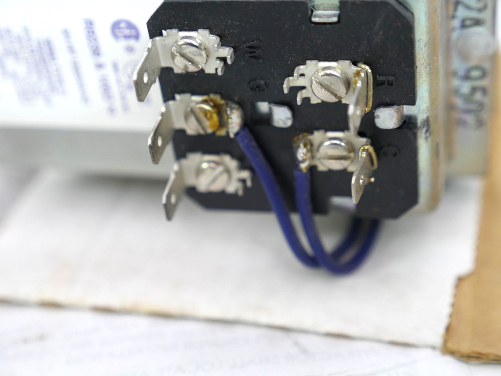 HONEYWELL R8239-A-1052 FAN CENTER w/TRANSFORMER AND RELAY NEW OLD STOCK