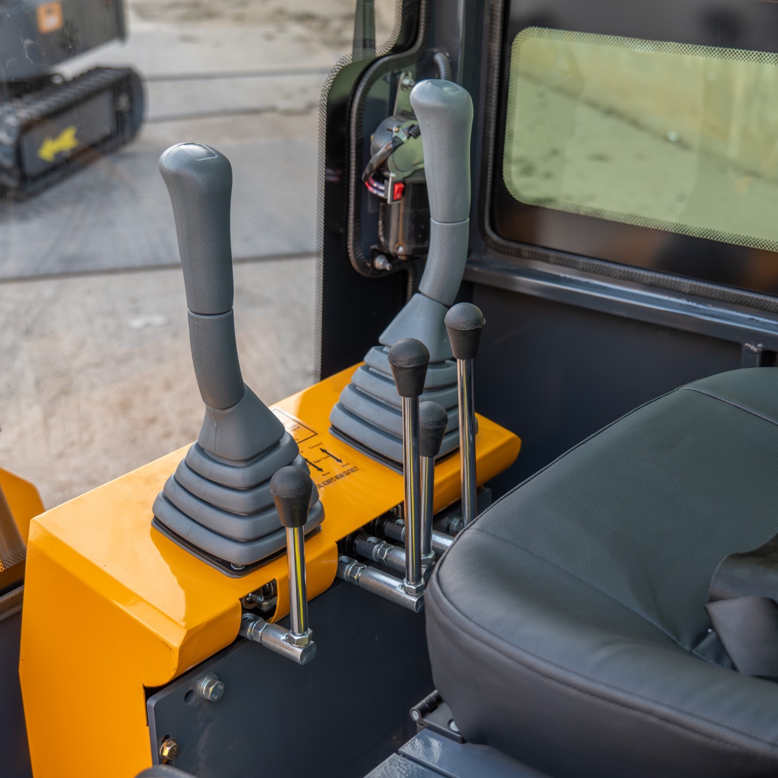 1.4Ton Mini Excavator With Enclosed Cab B&S Engine Swing Boom 4 Attachments Kit