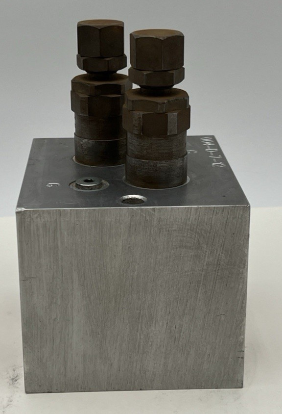 HYDRAULIC MANIFOLD BLOCK 004-D-7-12, NOS