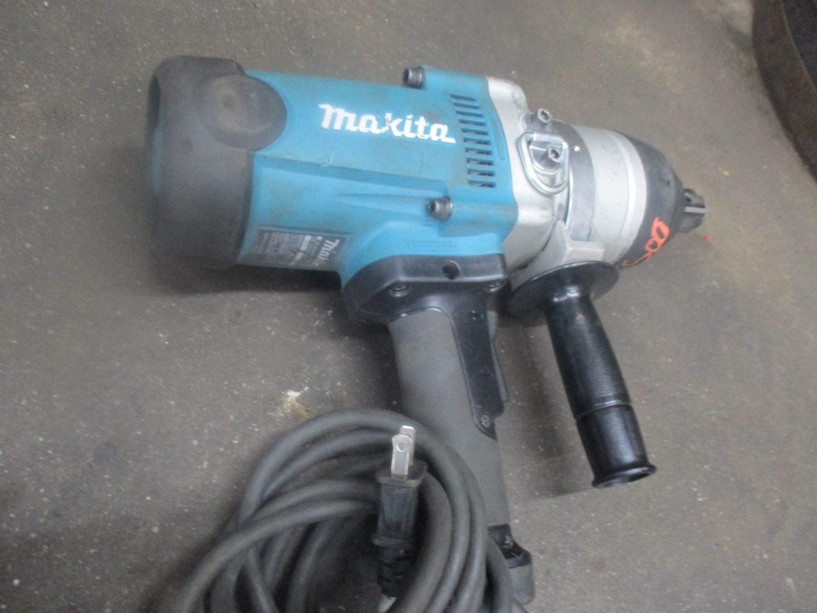 MAKITA TW1000 1″ IMPACT WRENCH 1,000 FT LBS