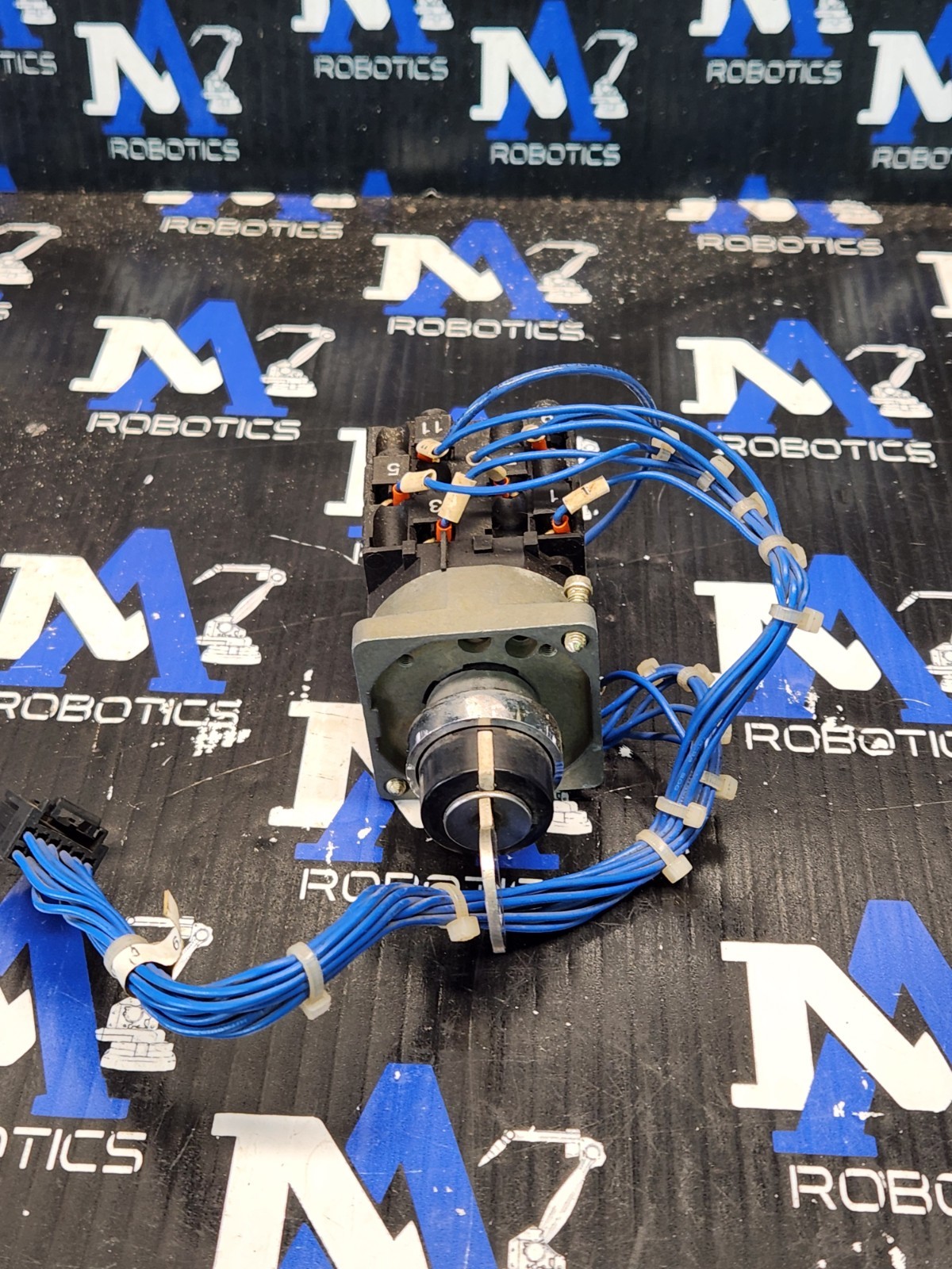 Fanuc/Telemechanique XBCD10612S11 3 Position Key Switch