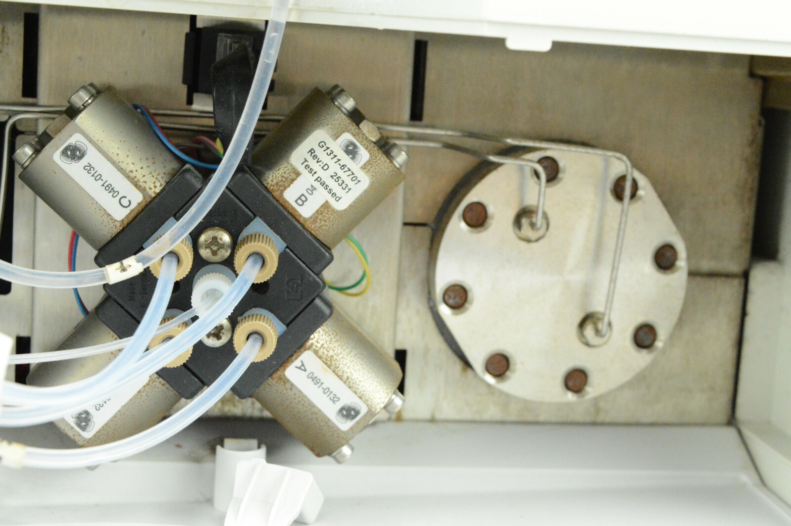 Agilent 1100 HPLC G1311A Quat Pump with G1379A Degasser & tray