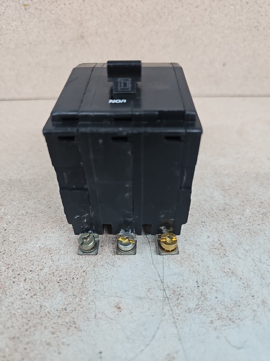 1) SQUARE D QOB330 Bolt On Circuit Breaker 3 Pole 30 Amp 240V W#