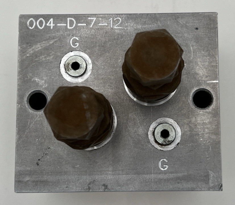 HYDRAULIC MANIFOLD BLOCK 004-D-7-12, NOS