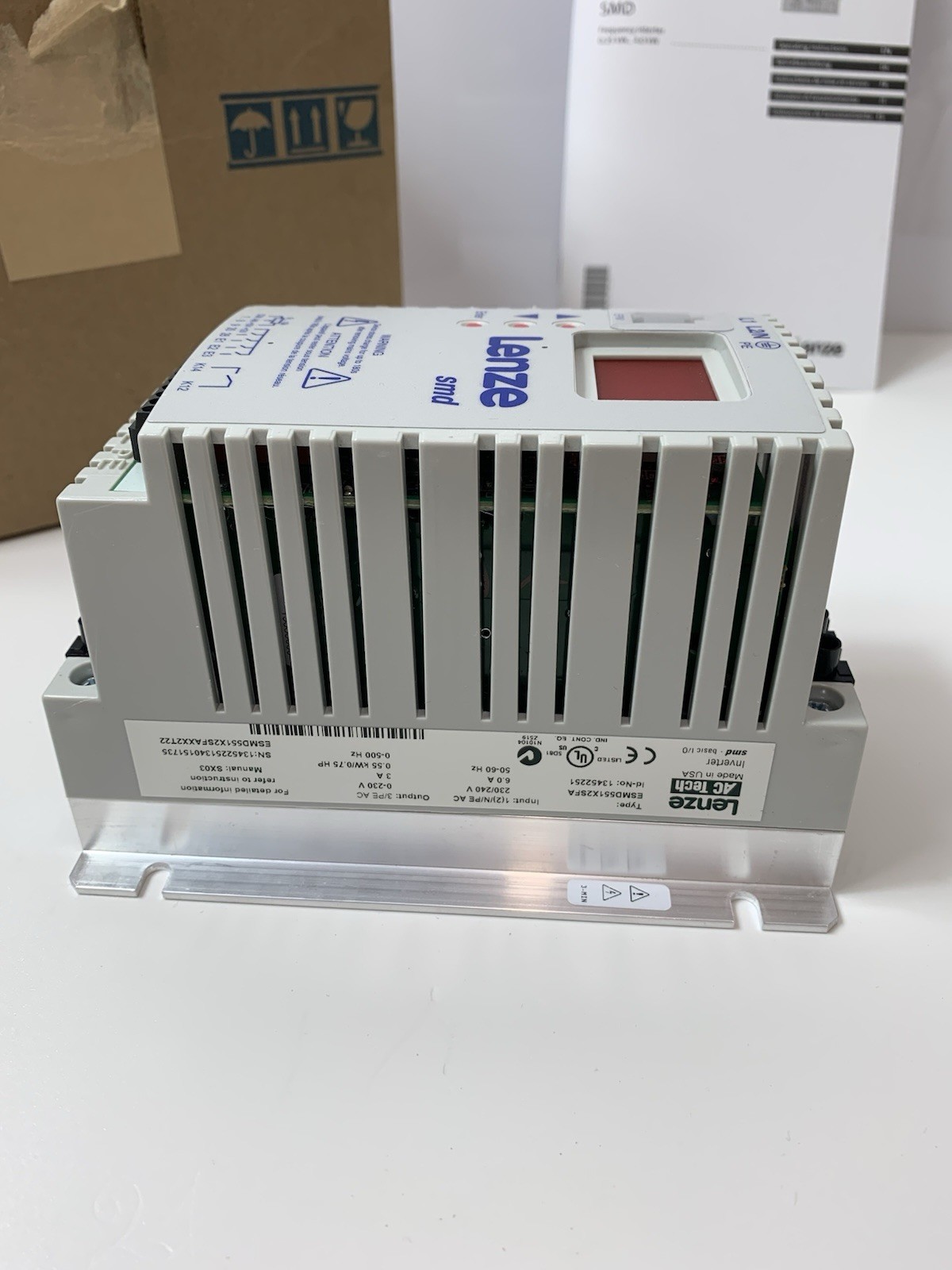 Lenze smd frequency inverter ESMD551X2SFA 0.55kW 0.75HP NEW original packaging