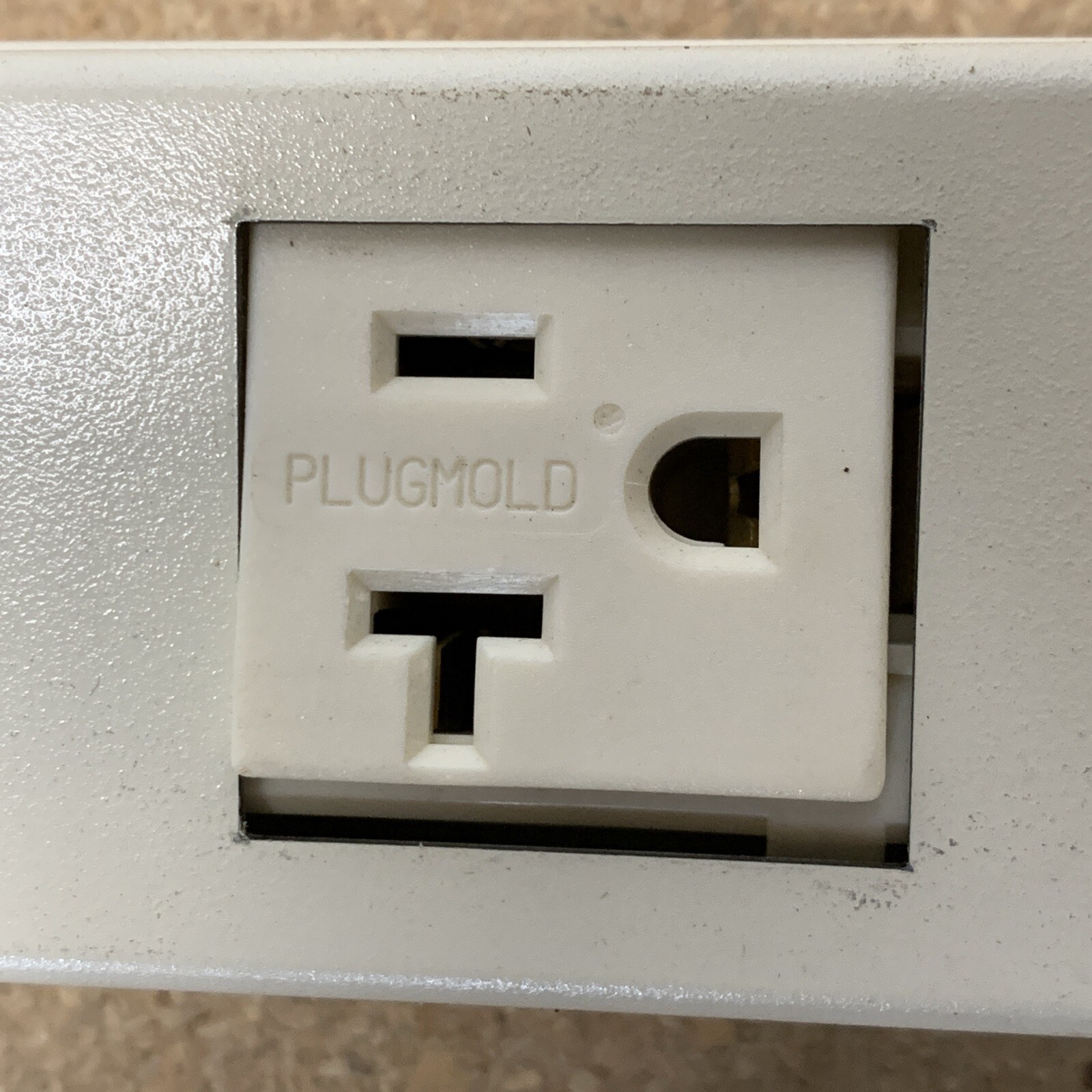 Lot of (3) Wiremold V24GB512 Steel 1-Circuit Multioutlet Power Outlet Strip 5ft