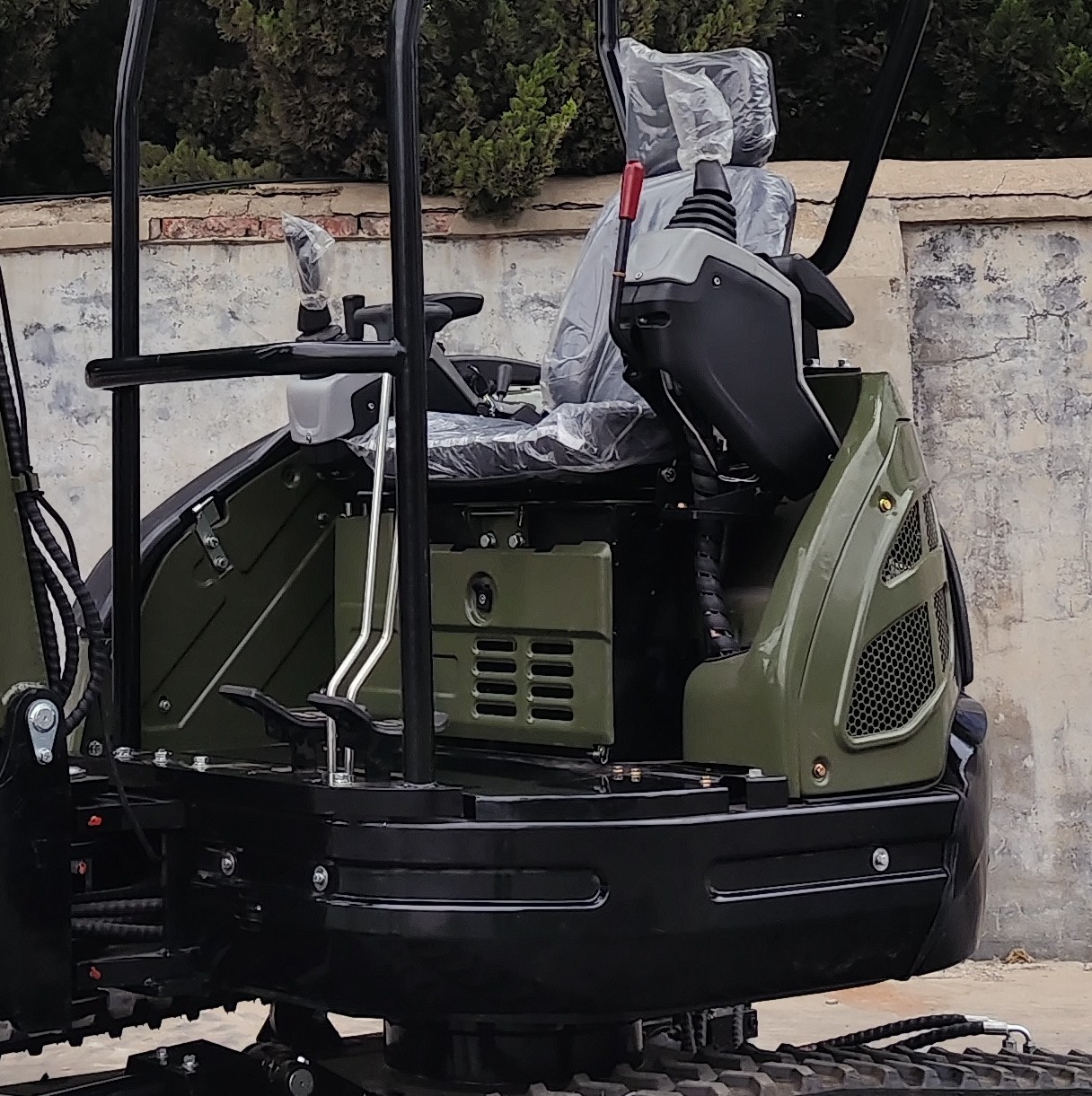 TYPHON 2.5 Ton Mini Excavator KUBOTA Diesel Engine USA w 14 attachments