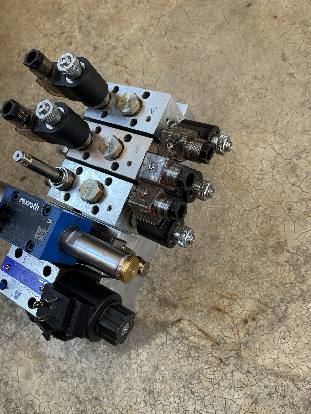 Brand New Hydraulic Valve Block / Manifold With Solenoids – 5 Port