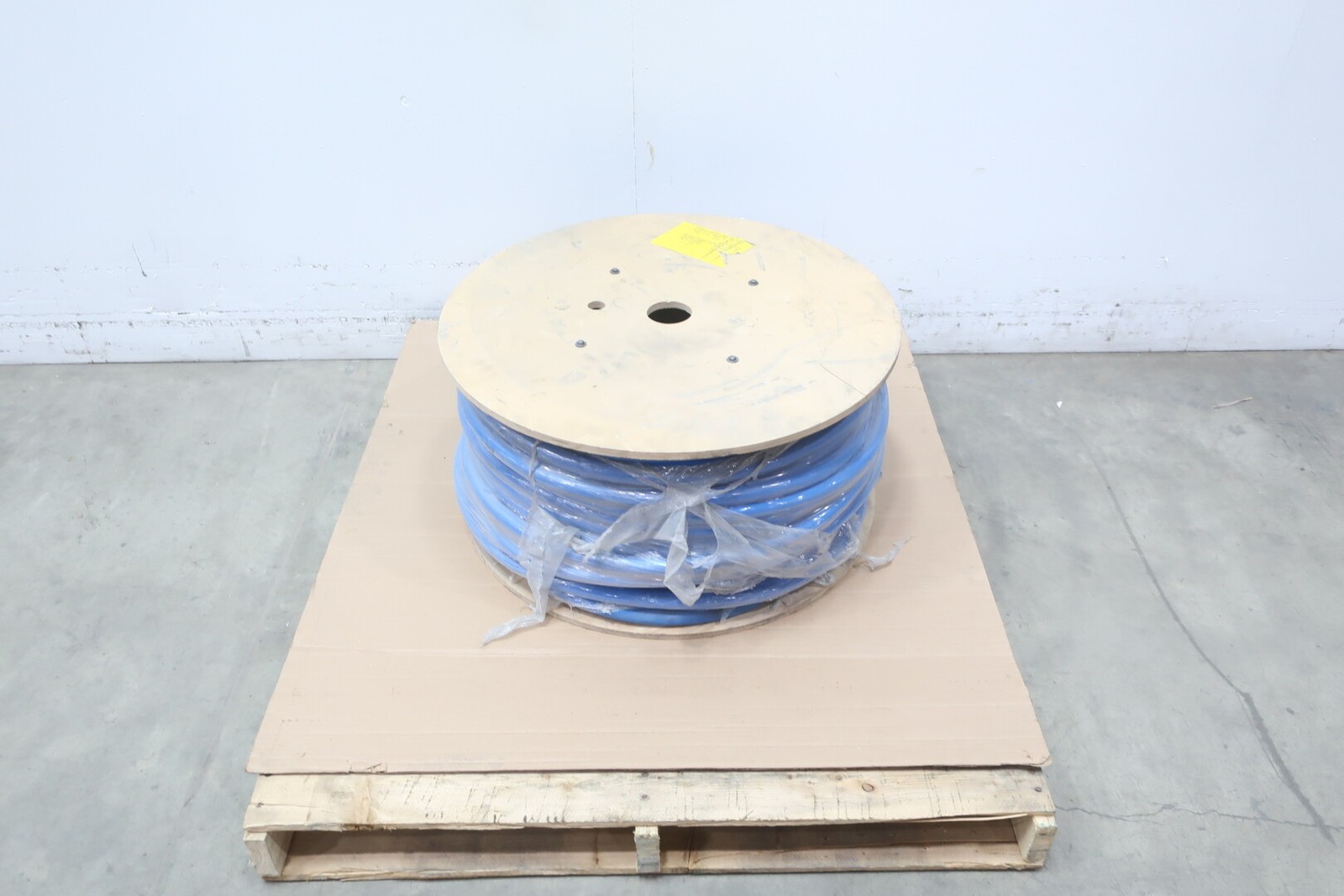 Aeroquip FC332-12RL Chlorinated Polyethylene Industrial Hose 3/4in 273ft 300psi