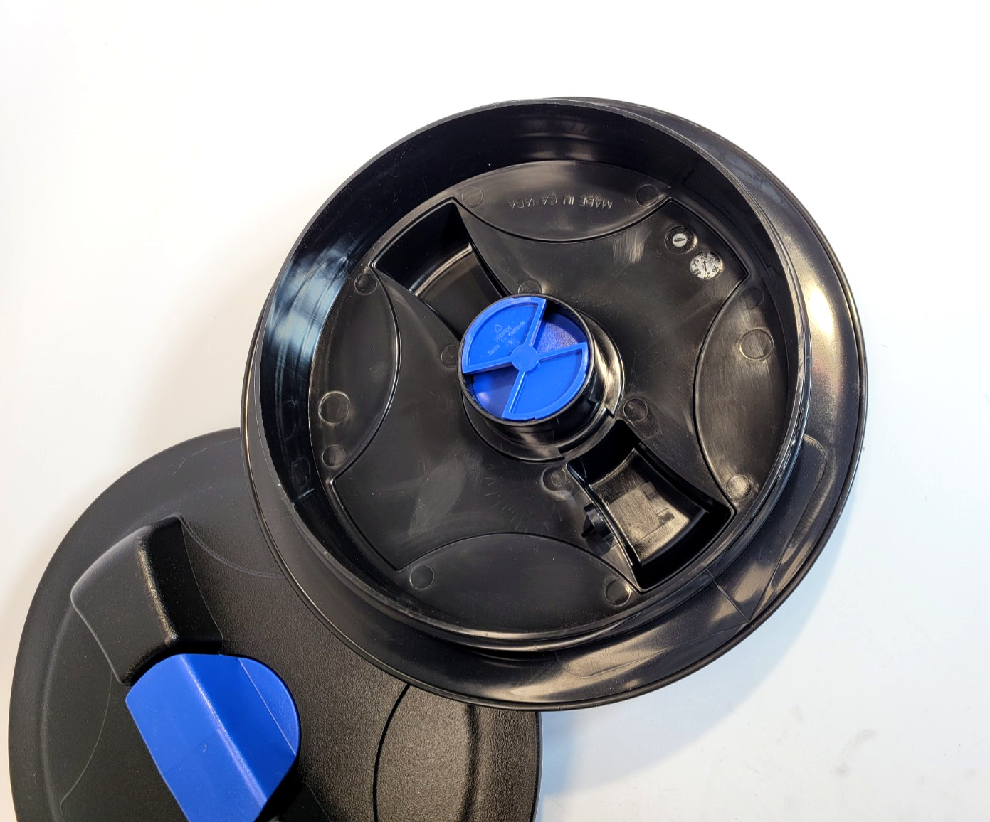 2pc. 8″ Lid with blue snap-in vent, fits Norwesco tanks after 2008