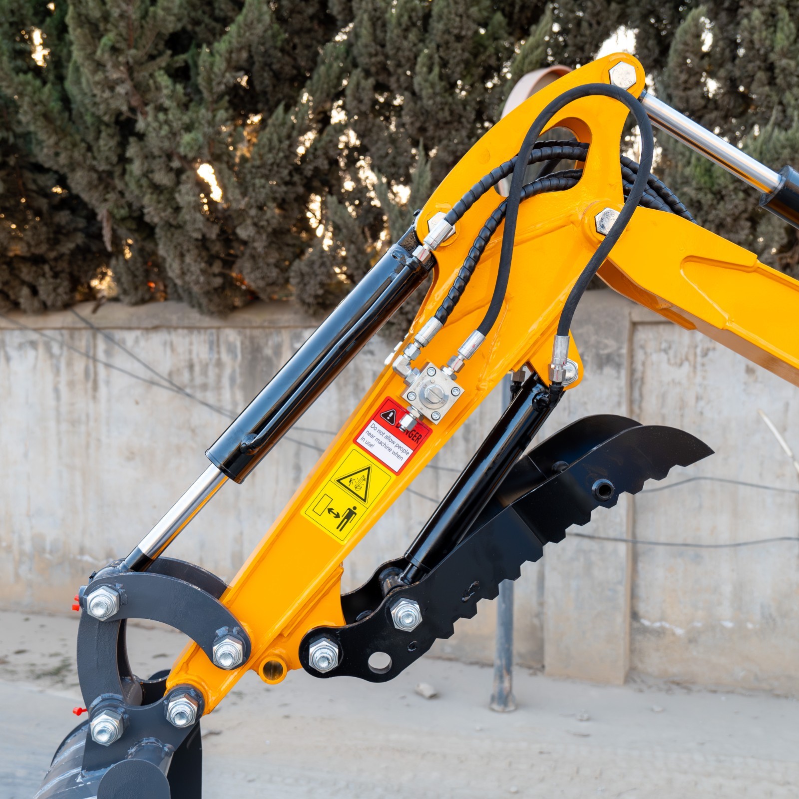 1.4Ton Mini Excavator With Enclosed Cab B&S Engine Swing Boom 4 Attachments Kit