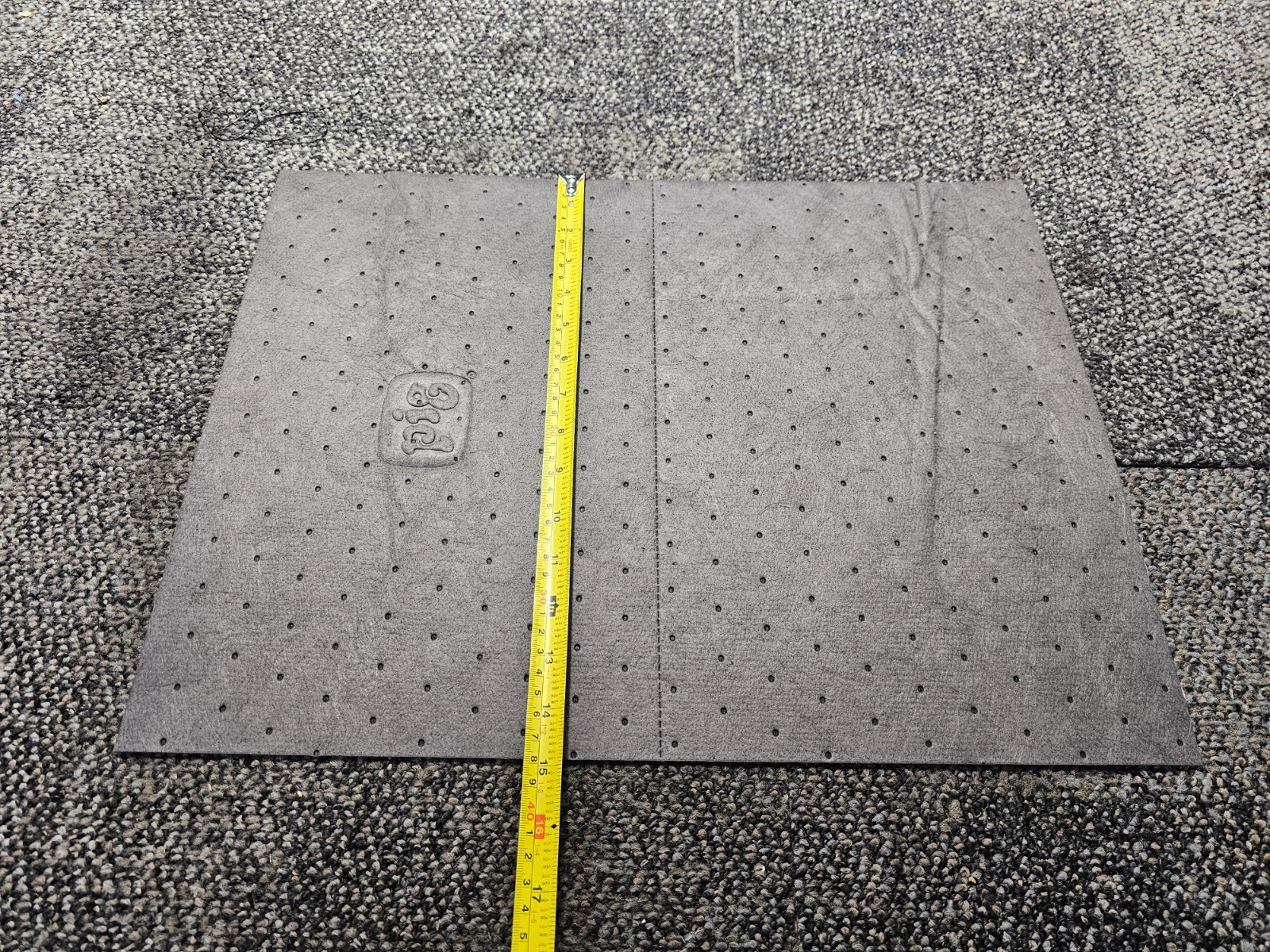 (QTY 100) New Pig 25100 15″ x 20″ Universal Lightweight Absorbent Mat Pad, Gray